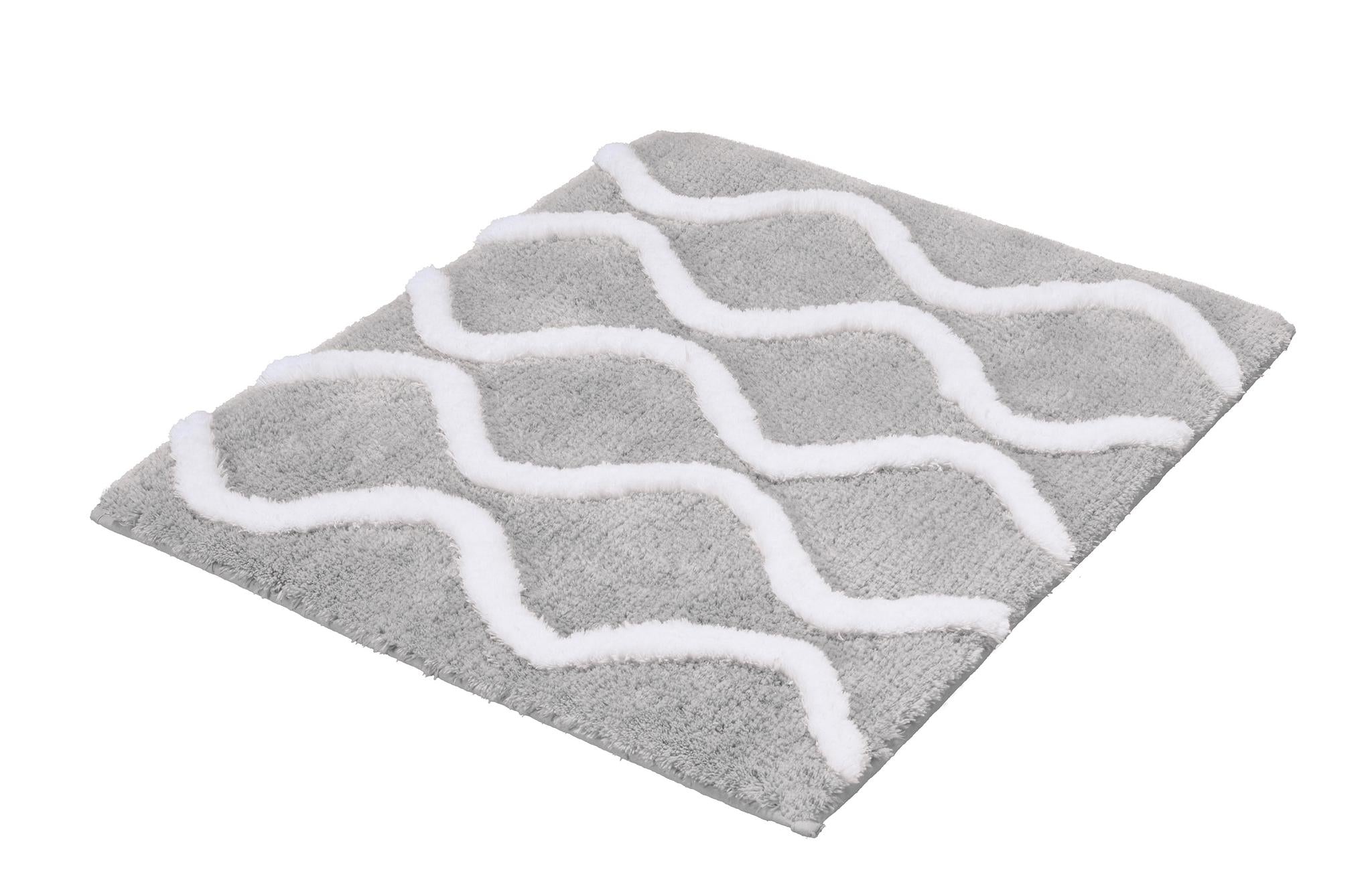 Graue Badematte aus Hochflor mit weißen, wellenförmigen Linien Muster