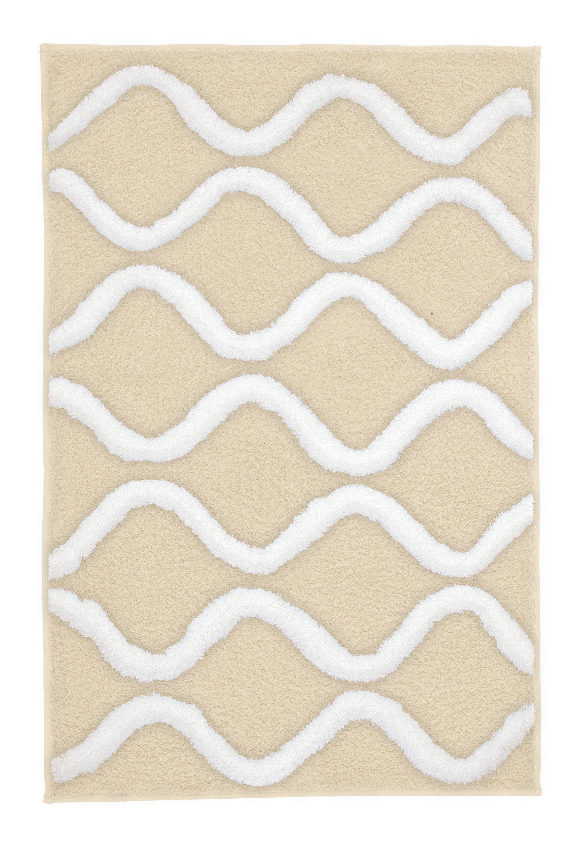 Badteppich PIANA Sandbeige 70 x 120 cm mit weißen Wellen liegt flach auf hellem Hintergrund.