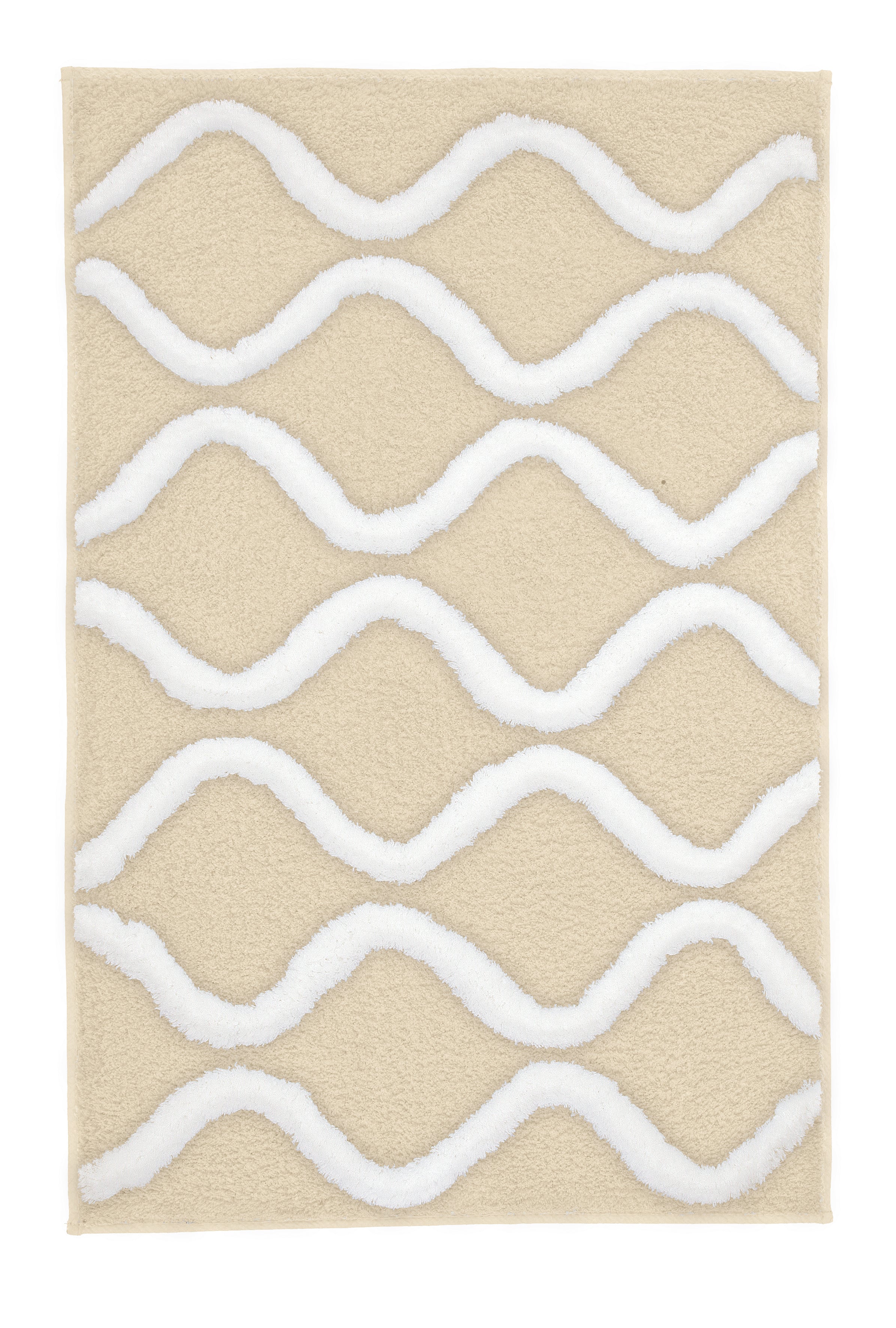 Badteppich PIANA Sandbeige 70 x 120 cm mit weißen Wellen liegt flach auf hellem Hintergrund.