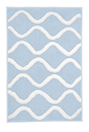 Badteppich PIANA Stahlblau 70 x 120 cm liegt flach mit weißen Wellenmustern.