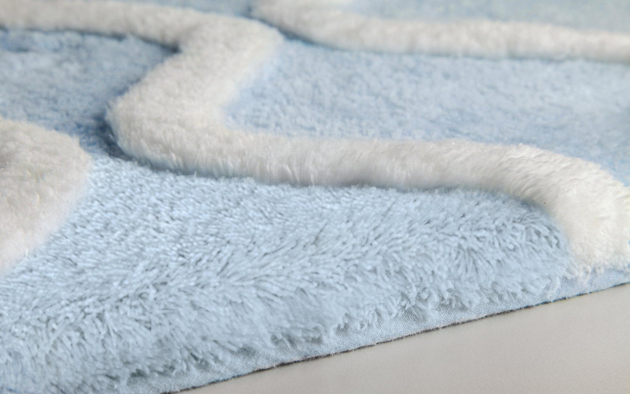 Hellblauer, flauschiger Badteppich mit erhöhtem, weißem Muster und Struktur