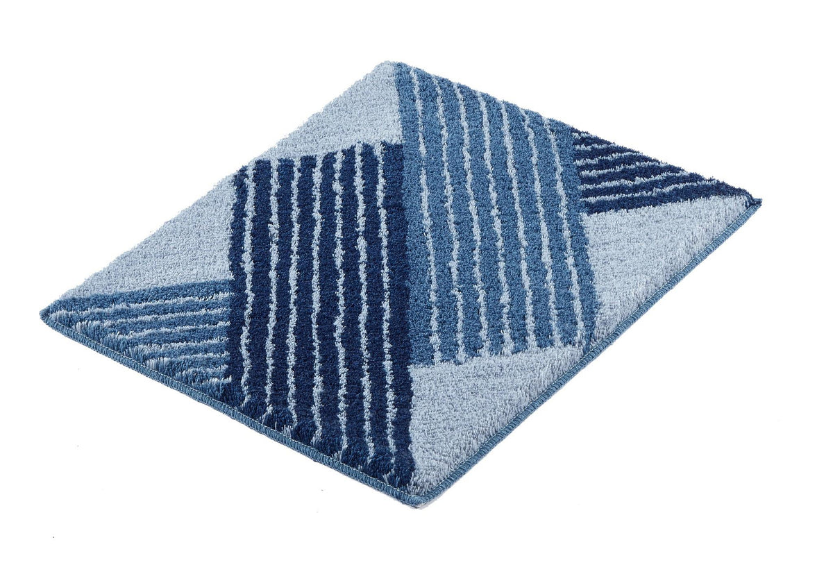 Blaue Badematte mit geometrischem Muster und breiten Streifen oben
