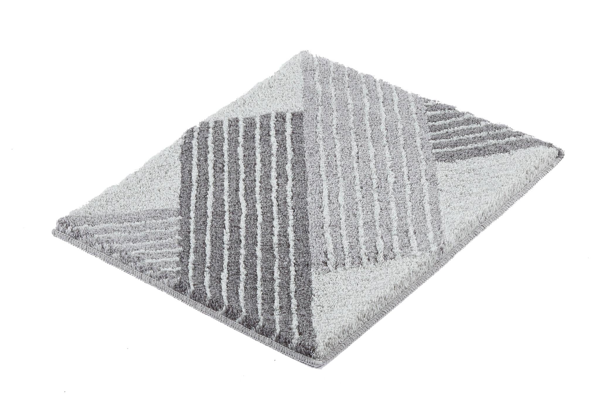 Graue Badematte mit diagonalen Streifen und modernem Reliefmuster