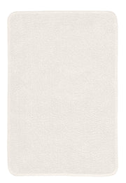 Der Badteppich MARCO in Weiß zeigt sich als rechteckige, flauschige Matte in 60 x 90 cm.