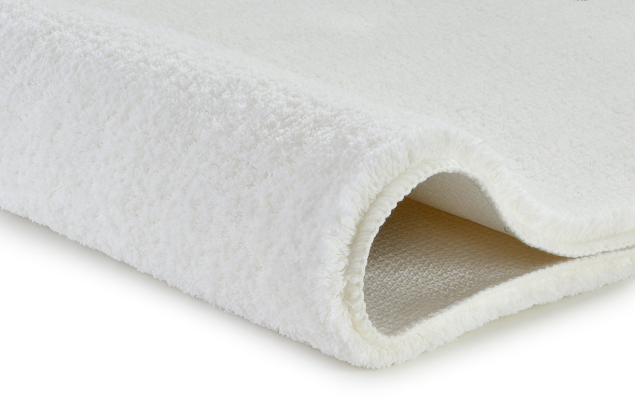 Der Badteppich MARCO Weiß 70 x 120 cm liegt gefaltet und zeigt seine weiche, flauschige Oberfläche.