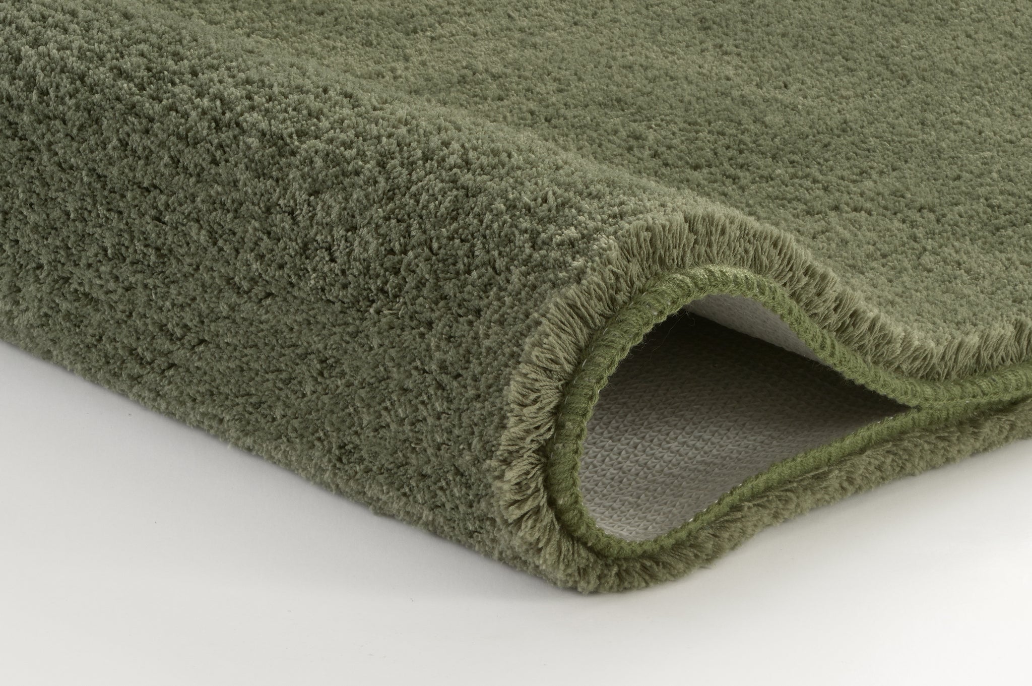 Nahaufnahme des grünen Badteppichs MARCO Forest 70 x 120 cm mit weichem, dichtem Flor.
