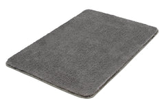 Rechteckige, flauschige Badematte in Mittelgrau auf weißem Hintergrund