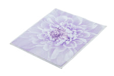 Lila Waschlappen mit großem, weißem Blütenmotiv von oben fotografiert