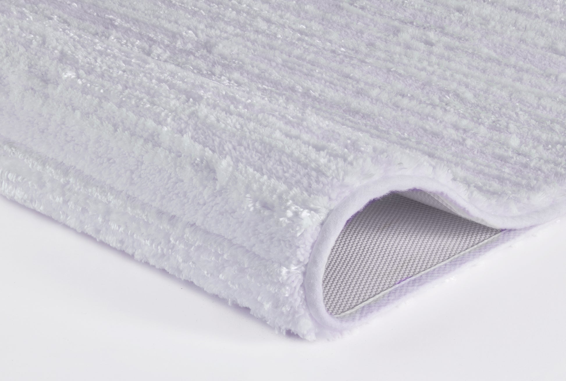 Nahaufnahme weiße, flauschige Badematte mit rutschfester Unterseite