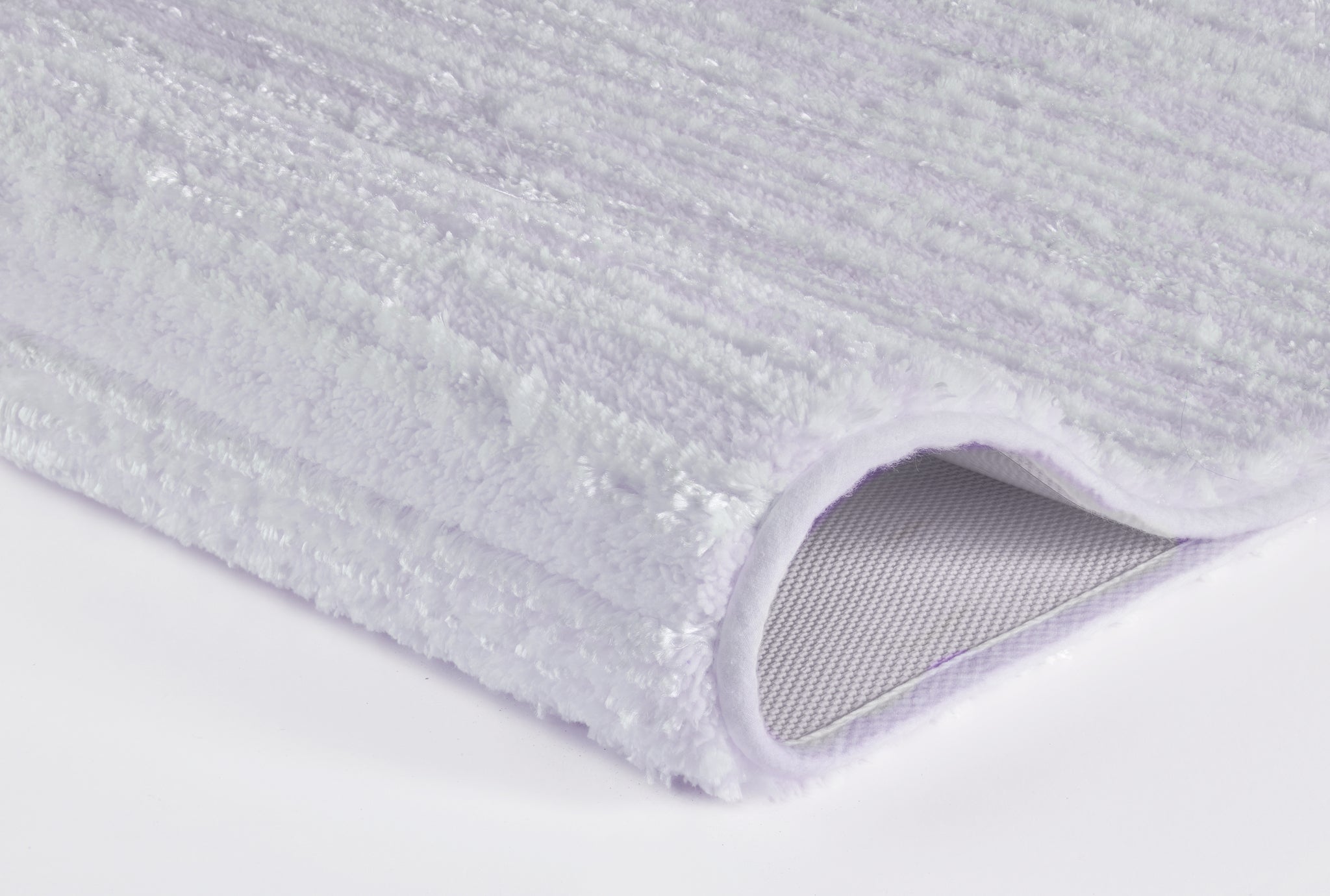 Nahaufnahme weiße, flauschige Badematte mit rutschfester Unterseite