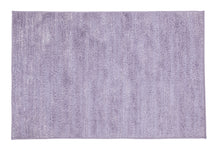 Rechteckige fliederfarbene Badematte aus weichem, dichtem Flor Teppich