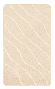 Badteppich TRAM Caramel 80 x 140 cm mit Wellenmuster liegt flach auf hellem Untergrund.