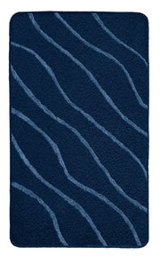 Badteppich TRAM Mare 80 x 140 cm liegt in Dunkelblau mit hellen Wellenlinien flach auf dem Boden.