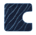 Dunkelblaue WC-Badematte mit hellblauen Wellenlinien von oben gesehen