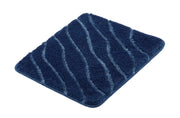 Badteppich TRAM Mare 55 x 65 cm in Blau mit gewelltem Muster liegt rechteckig auf hellem Untergrund.