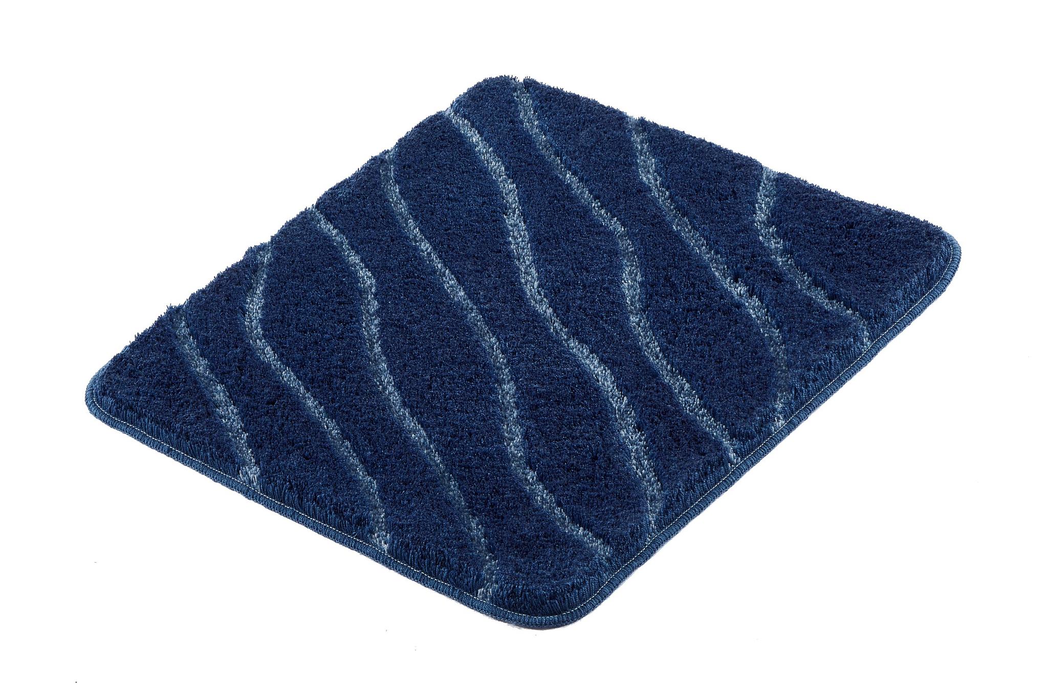 Dunkelblaue Badematte mit hellblauen Wellenstreifen, rechteckige Form