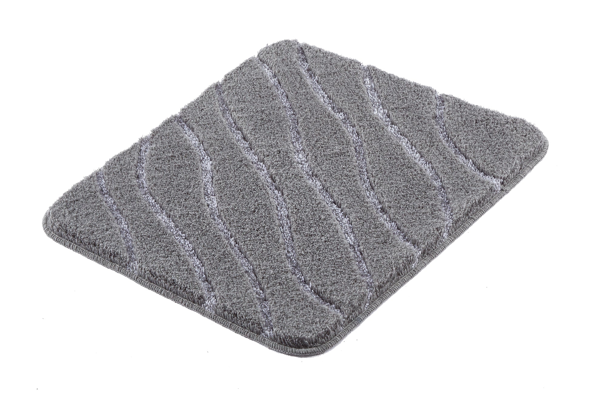 Badteppich TRAM in Anthrazit 55 x 65 cm mit wellenförmiger Struktur liegt auf weißem Untergrund.