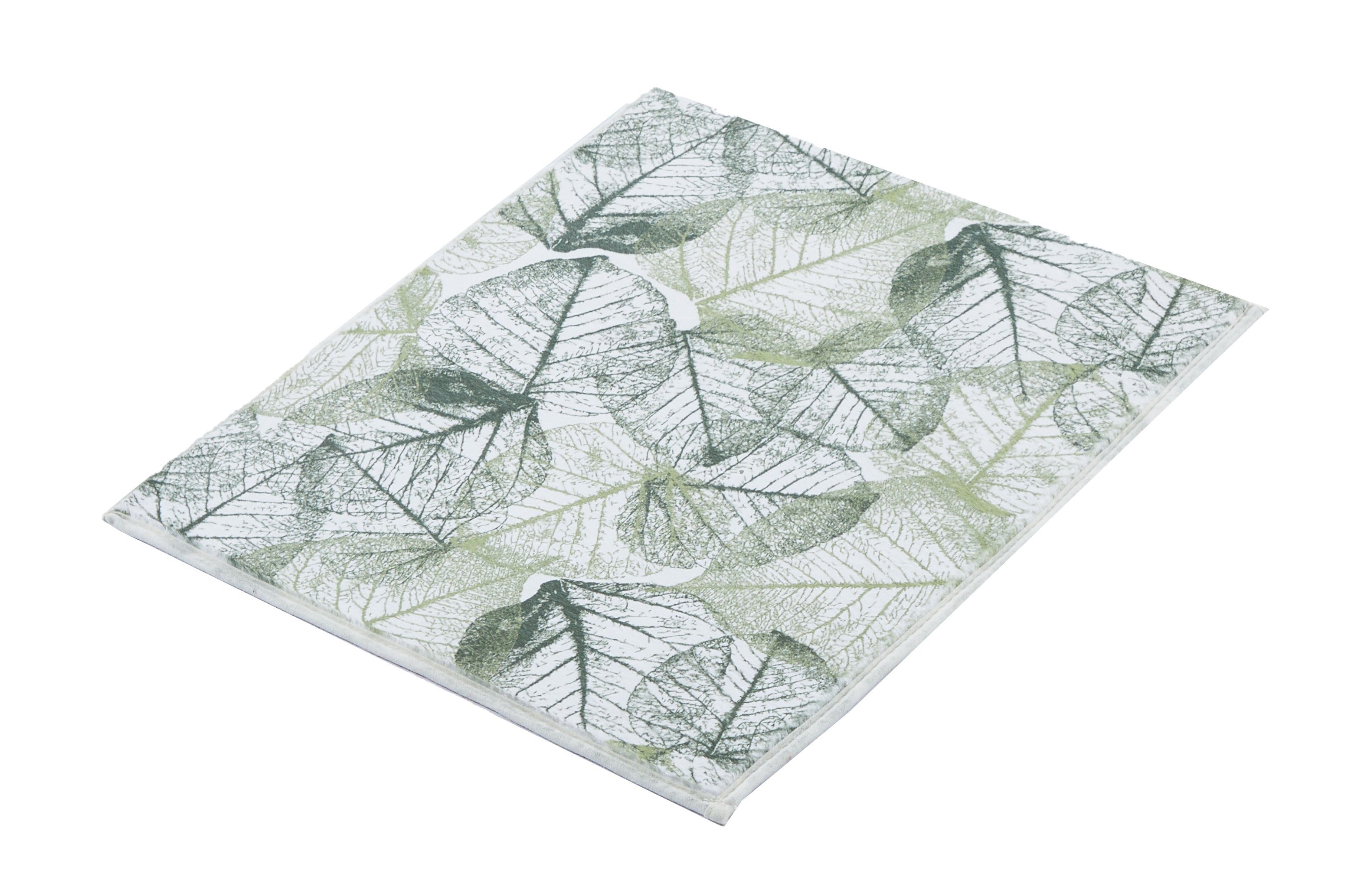 Badteppich SELVA Forest 50 x 60 cm mit grünem Blätterdruck liegt gefaltet auf weißem Untergrund.