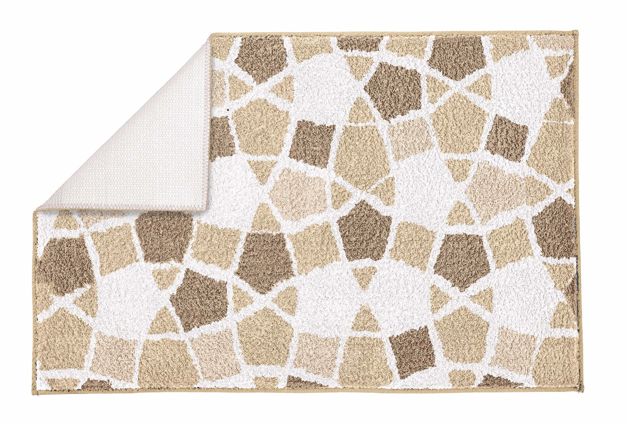 Badteppich SINTRA Macadamia 60 x 90 cm mit beigem Mosaikmuster und umgeklappter Ecke auf weißem Grund.
