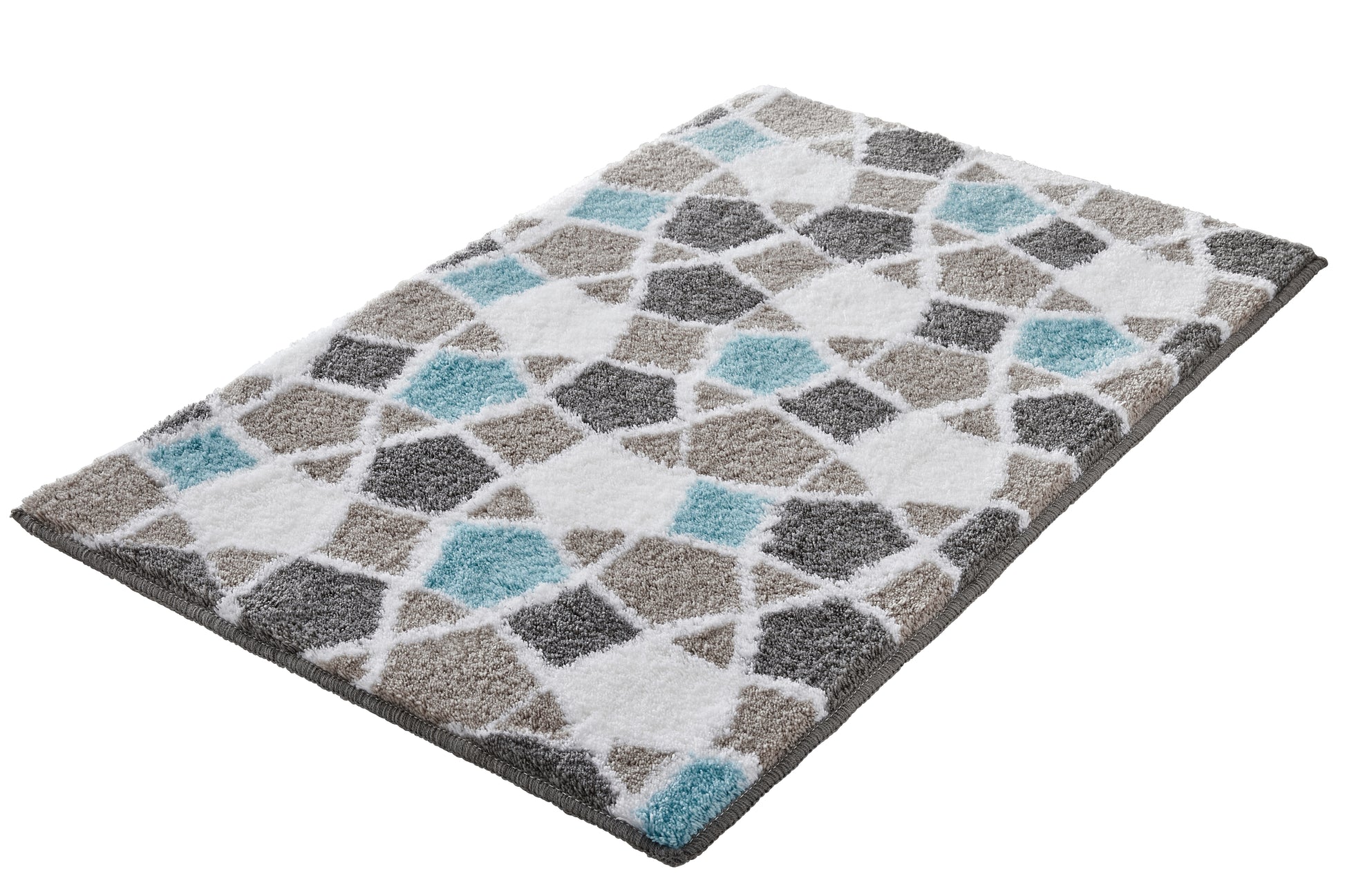 Badteppich SINTRA Opal 70 x 120 cm mit grauem, weißem und türkisfarbenem Rautenmuster liegt auf dem Boden.