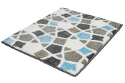 Badteppich SINTRA Opal 55 x 65 cm mit blau-grauem Rautenmuster liegt auf hellem Boden.