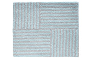 Der Badteppich CHELSEA Opal 55 x 65 cm zeigt ein rechteckiges Streifenmuster in Grau und Hellblau.
