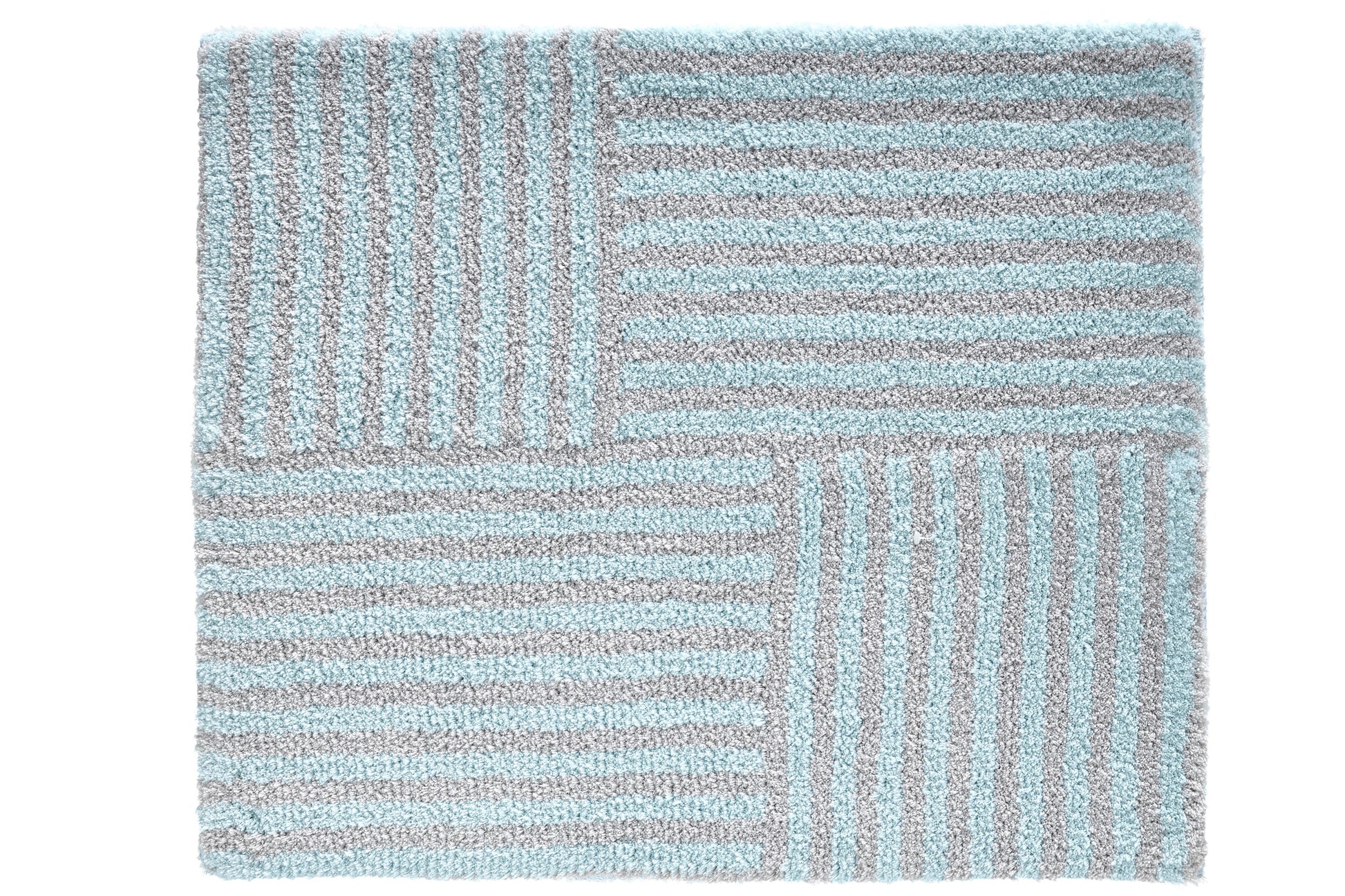 Der Badteppich CHELSEA Opal 55 x 65 cm zeigt ein rechteckiges Streifenmuster in Grau und Hellblau.