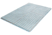 Badteppich CHELSEA Opal 80 x 140 cm mit blau-grauem Blockstreifen-Muster liegt auf weißem Hintergrund.