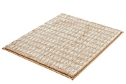 Rechteckiger Badteppich DOTTINO Macadamia 55 x 65 cm in Beige liegt auf weißem Hintergrund.