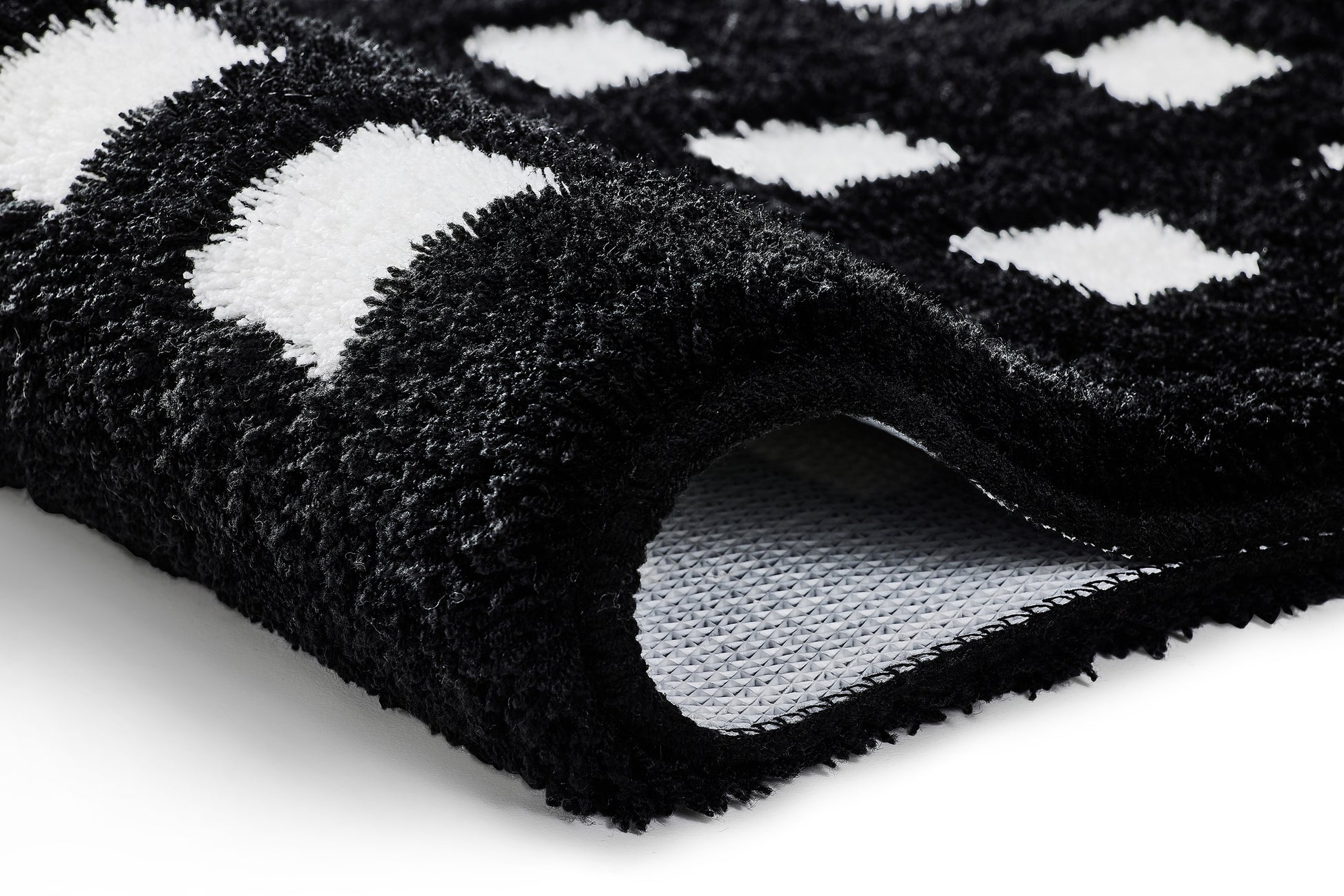 Der WC-Vorleger BOXES Schwarz-Weiß zeigt seine weiche, rutschhemmende Struktur in einer detailreichen Nahaufnahme.