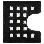 Schwarzer WC-Vorleger mit weißen Quadraten und Aussparung vorne