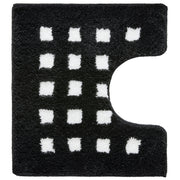 Schwarzer WC-Vorleger BOXES 55x50 cm mit Ausschnitt und weißen Quadraten liegt auf dem Boden.