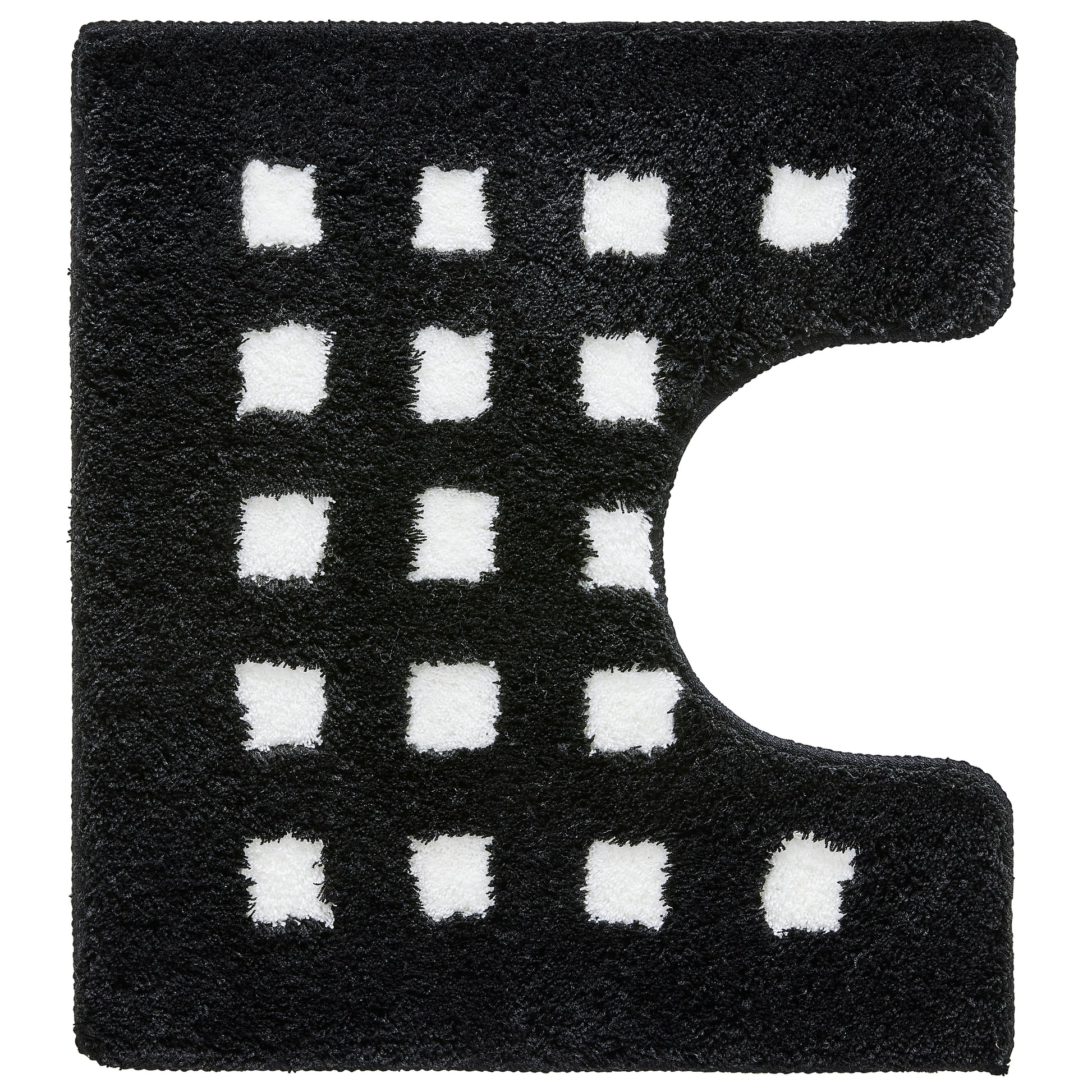 Schwarzer WC-Vorleger BOXES 55x50 cm mit Ausschnitt und weißen Quadraten liegt auf dem Boden.