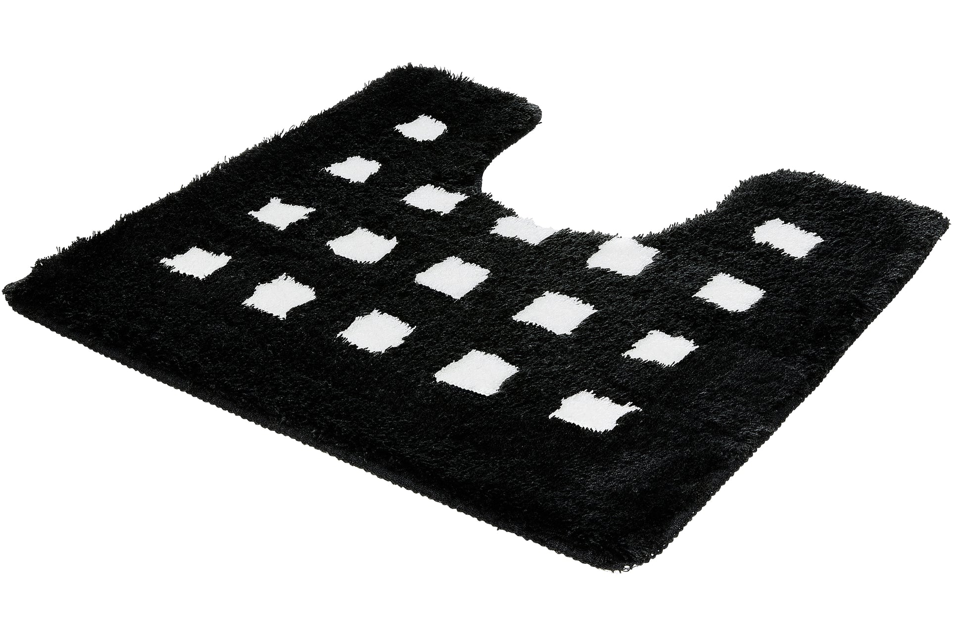 Schwarz-weißer WC-Vorleger BOXES 55 x 50 cm mit Ausschnitt und weißem Karomuster liegt auf dem Boden.
