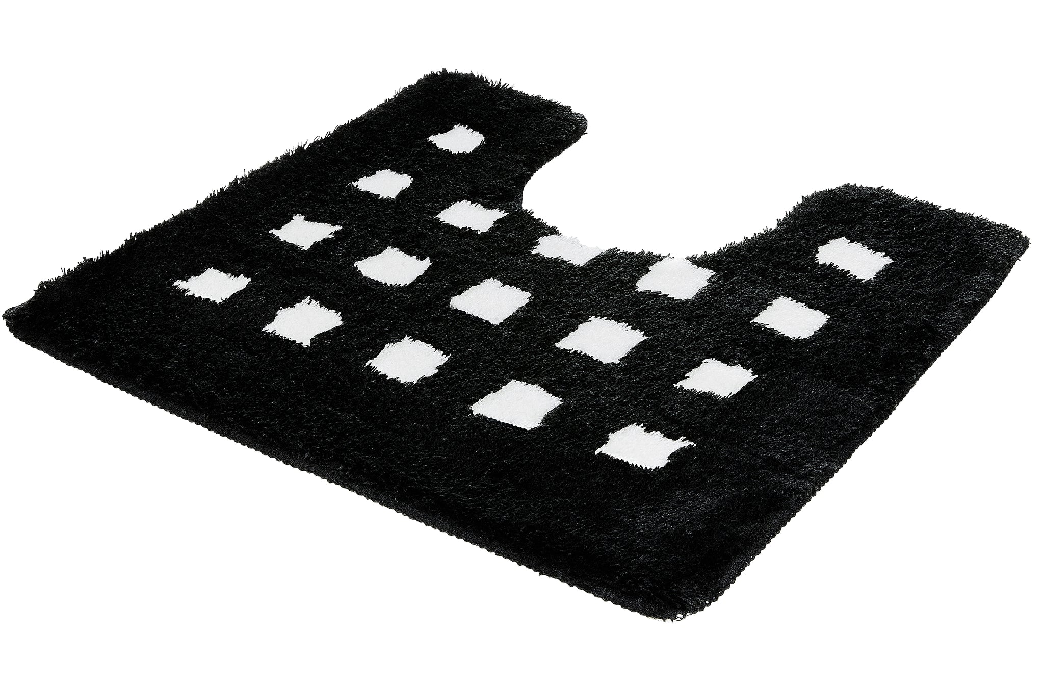Schwarz-weißer WC-Vorleger BOXES 55 x 50 cm mit Ausschnitt und weißem Karomuster liegt auf dem Boden.