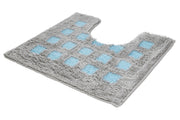WC-Vorleger BOXES Opal 55 x 50 cm mit Ausschnitt liegt in grauer Hochfloroptik mit blauen Quadraten.