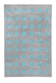 Badteppich BOXES Opal 60 x 90 cm mit grauer Fläche und blauen Quadraten ist von oben zu sehen.