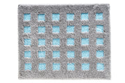 Badteppich BOXES Opal 55 x 65 cm in Grau mit türkisfarbenen Quadraten wird von oben gezeigt.