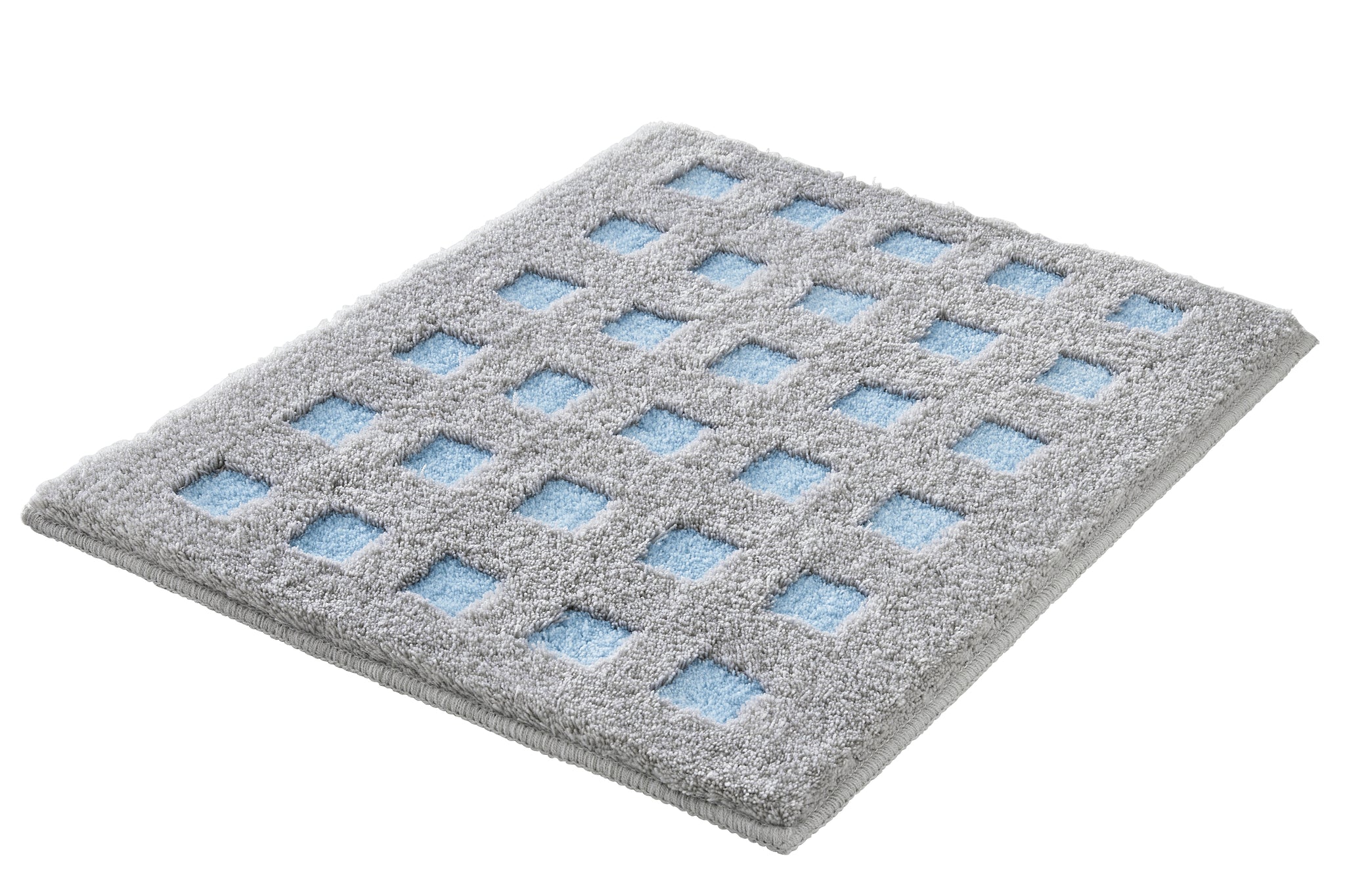 Grauer Badteppich BOXES Opal 55 x 65 cm mit blauen Quadraten liegt auf hellem Untergrund.