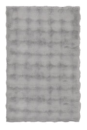 Der Badteppich CLOUD in Silbergrau 60 x 90 cm liegt flach und zeigt seine weiche, flauschige Oberfläche.