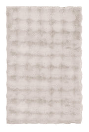 Rechteckiger Badteppich CLOUD in Seidenfarben 60 x 90 cm liegt flach und zeigt seine flauschige Struktur.