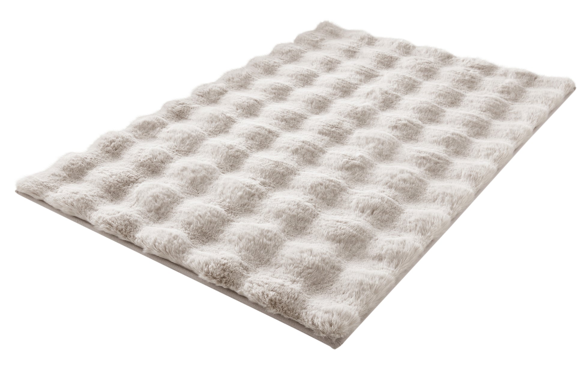 Badteppich CLOUD seidenfarben 60 x 90 cm liegt flach mit weicher Wellenstruktur auf hellem Untergrund.