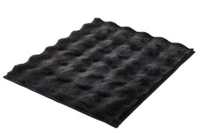 Schwarze, flauschige Badematte mit strukturierter, welliger Oberfläche