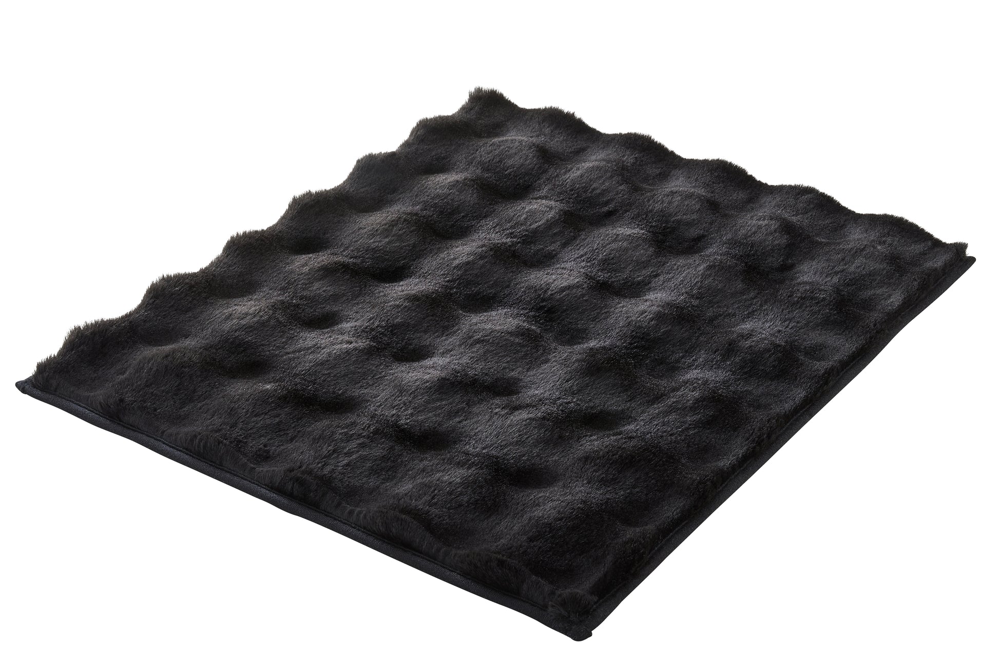 Der Badteppich CLOUD Schwarz 50 x 60 cm liegt flach und zeigt seine strukturierte, flauschige Oberfläche.