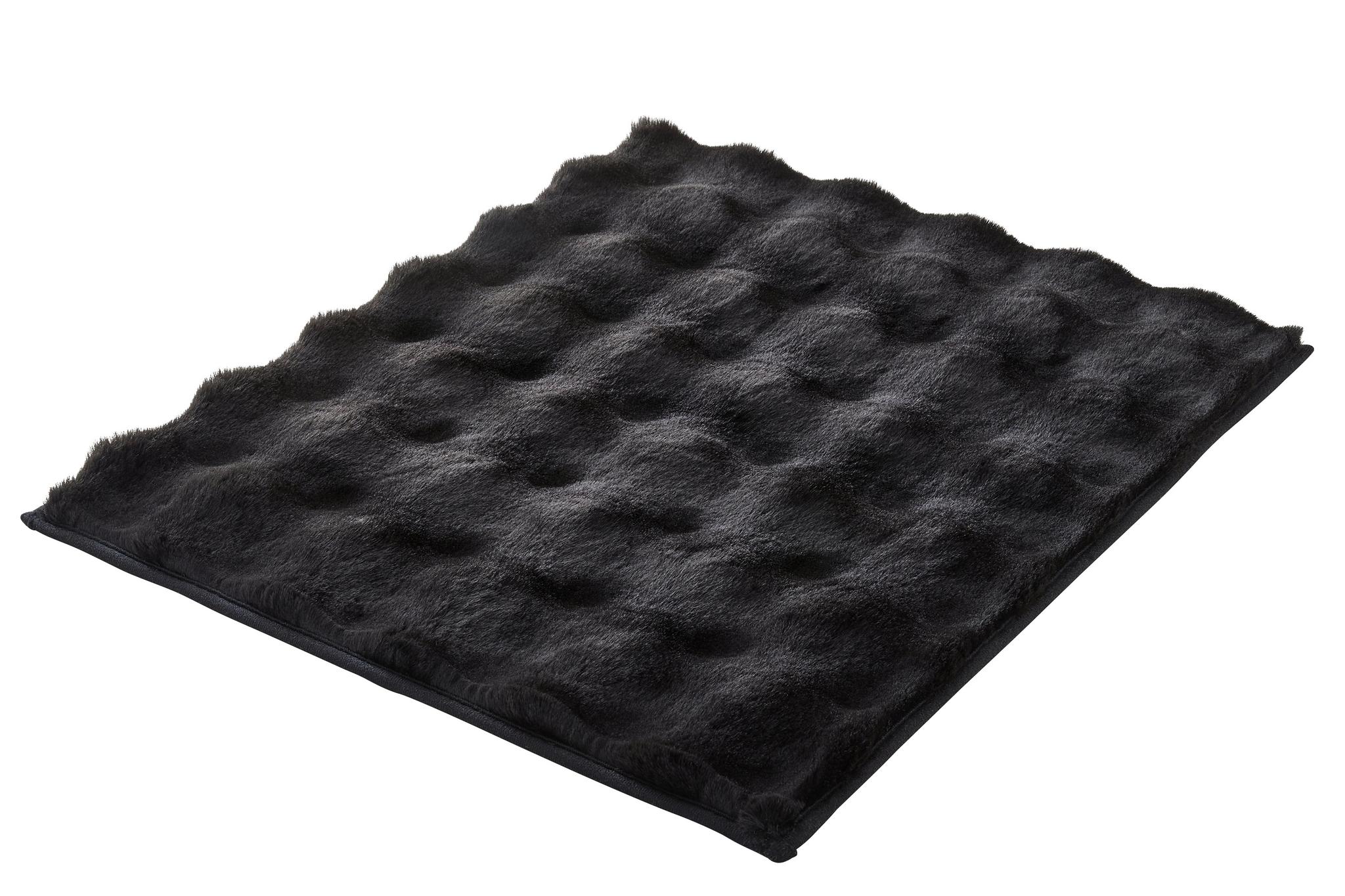 Schwarze, flauschige Badematte mit strukturierter, welliger Oberfläche