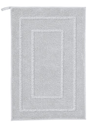 Badteppich NICO in Silbergrau 50x80 cm liegt flach und zeigt ein dezentes Bordürenmuster.