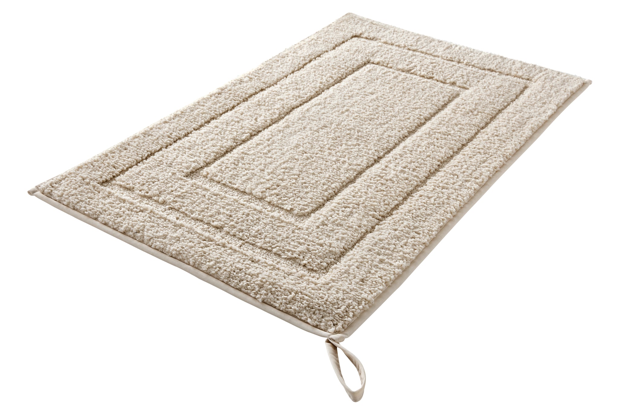 Der Badteppich NICO in Sandbeige 50 x 80 cm liegt flach mit Schlaufe auf hellem Untergrund.