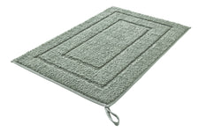 Hellgrüne rechteckige Badematte mit Bordüre und Aufhängeschlaufe