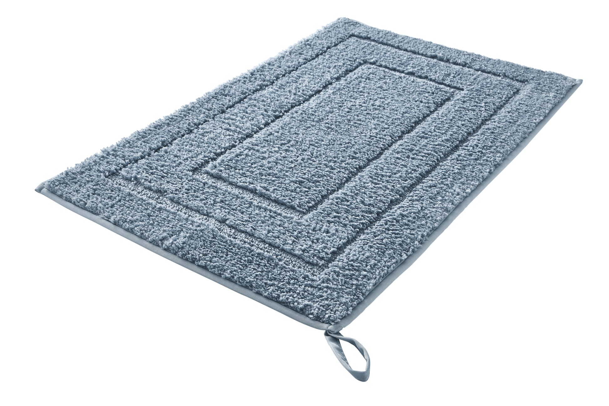 Rechteckiger Badteppich NICO in Stahlblau 50 x 80 cm liegt flach auf dem Boden.