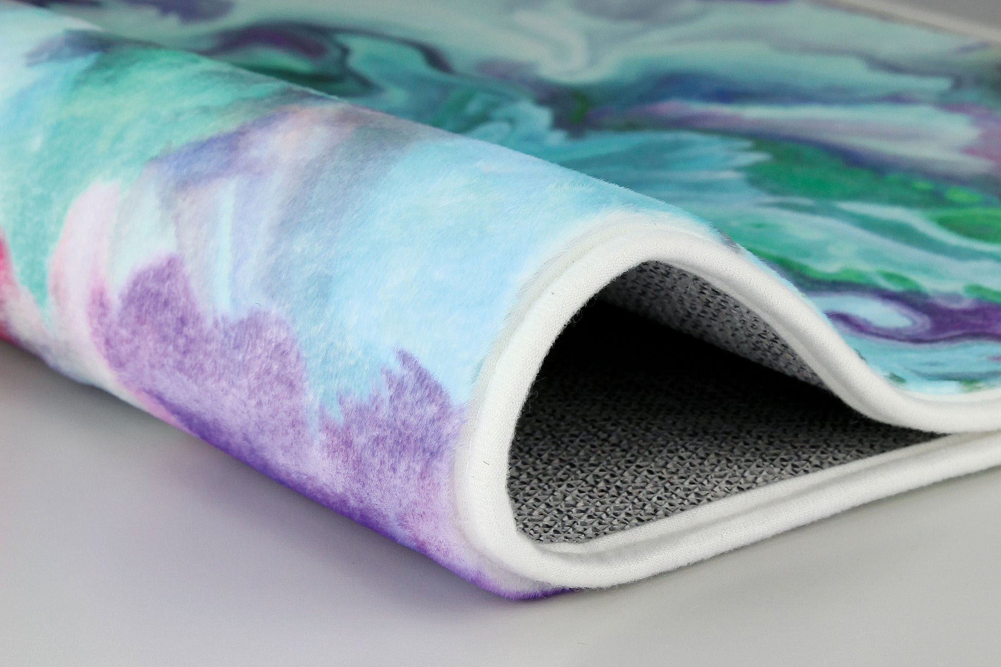 Bunter Badteppich mit Aquarellmuster, gefaltet mit rutschfester Unterseite